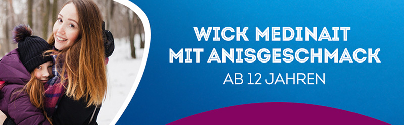 Mutter und Tochter im Winterwald. Die Mutter lacht, sieht glücklich aus, sie umarmt ihre Tochter, die eine warme Jacke und eine Mütze trägt. Der Text sagt: WICK MediNait mit Anisgeschmack ab 12 Jahren.