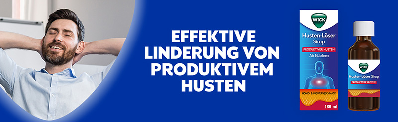 Ein Mann verschränkt die Arme hinter dem Kopf. Er hat verschlossene Augen und wirkt entspannt. Gezeigt werden Verpackung Flasche von WICK Husten-Löser Sirup. Der Text sagt: Effektive Linderung von produktivem Husten.