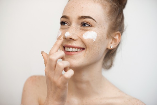 Frau verwendet Gesichtspflege für ihre empfindliche Haut.