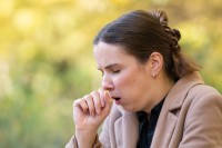 Frau mit allergischem Husten durch Heuschnupfen