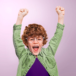 Ein kleiner Junge mit Brille lacht und streckt die Arme in die Höhe.