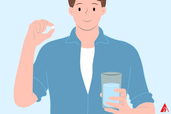 Ein Mann hält eine Tablette und ein Glas Wasser in der Hand.