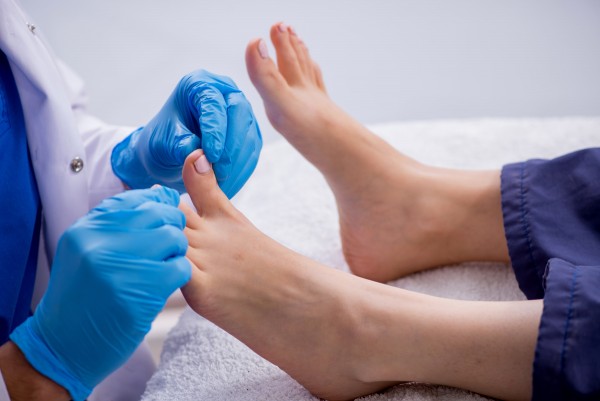 Nagelpilz an den Füßen wird mit Loceryl oder Ciclopoli behandelt.
