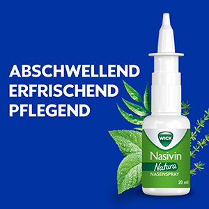 Auf blauem Hintergrund wird die weiße Plastik-Sprühflasche von WICK Nasivin Natura gezeigt. Daben steht mit weißer Schrift auf blauem Hintergrund: Abschwellend, erfrischend, pflegend.
