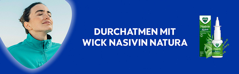 Eine Frau mit braunen zurückgebundenen Haaren und einem türkis farbenen Sweatshirt und verschlossenen Augen hält den Kopf entspannt nach oben. Daneben steht: Durchatmen mit WICK Nasivin Natura. Die Verpackung die Sprühflasche von WICK Nasivin Natura Nasenspray werden gezeigt.