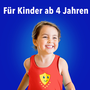 Fröhliches Kind hält eine Bion3 Kautablette und demonstriert die einfache, tägliche Einnahme.