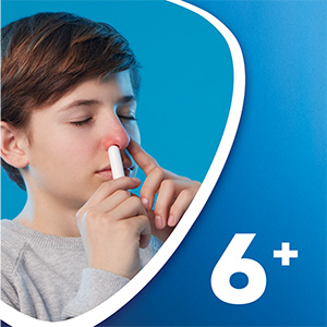 Ein Junge hält den WICK Inhalierstift N in eine Nasenöffnung. Daneben steht: 6 Plus.