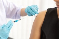 Frau bekommt FSME Impfung vom Arzt