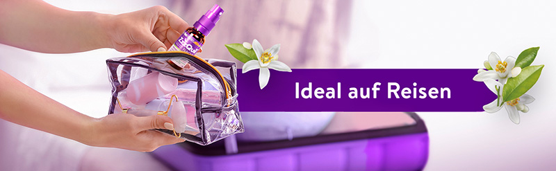 Die Sprayflasche von WICK ZzzQuil Gute Nacht Melatonin Spray zum schnelleren Einschlafen in einem kleinen Reise-Etui. Der Text daneben sagt: Ideal auf Reisen.