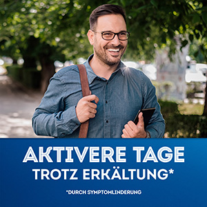 Mann läuft lachend mit umgehängter Tasche zur Arbeit. Der Text sagt: Aktivere Tage trotz Erkältung durch Symptomlinderung. 