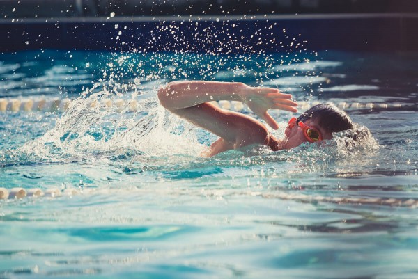 Junge beim Sommersport im Schwimmbad