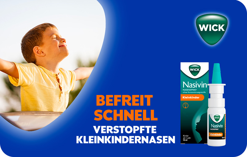 Ein kleiner Junge breitet die Arme aus und neigt seinen Kopf lächelnd mit verschlossenen Augen in den Nacken in Richtung Himmel. Daneben steht: Befreit schnell verstopfte Kleinkindernasen. Gezeigt wird die Verpackung und Sprühflasche von WICK Nasivin Nasenspray ohne Konservierungsstoffe für Kleinkinder.