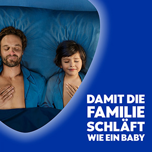 Vater und kleiner Sohn liegen auf dem Rücken im Bett, die Augen sind geschlossen, sie wirken zufrieden. Der Text daneben lautet: Damit die Familie schläft wie ein Baby.