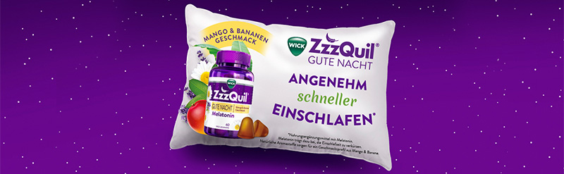Verpackung von WICK ZzzQuil Gute Nacht Melatonin Weichgummis mit Mango- und Bananengeschmack wird auf einem Kissen abgebildet. Auf dem Kissen steht: Angenehm schneller einschlafen.