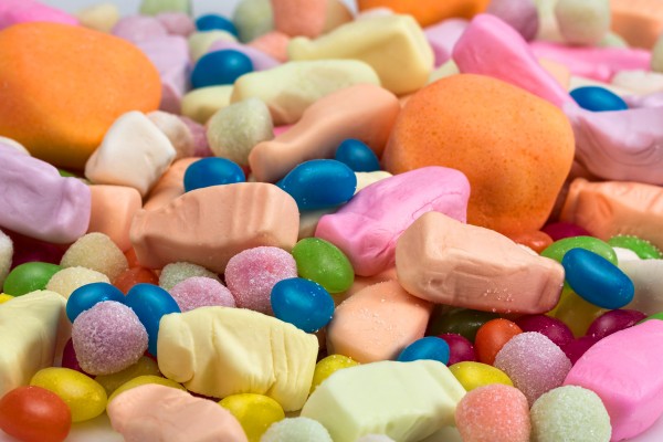 Zahlreiche Süßigkeiten, die nicht wenig Zucker enthalten