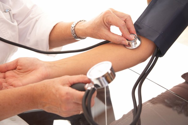Bei einem Patienten wird der Blutdruck richtig gemessen