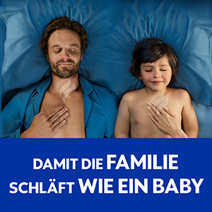Vater und kleiner Sohn liegen mit verschlossenen Augen im Bett, sie lächeln leicht, eine Frauenhand reibt die Brust des Kindes ein, eine Männerhand die Brust des Vaters. Der Text sagt: Damit die Familie schläft wie ein Baby.