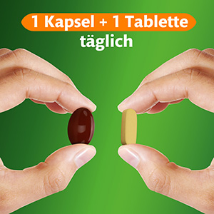 Zwei Hände werden gezeigt. Die eine hält eine Kapsel zwischen Zeigefinger und Daumen, die andere eine Tablette. Text sagt: Eine Kapsel und eine Tablette täglich