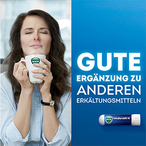 Eine erkältete Frau mit roter Nasenspitze hält ein Heissgetränk in den Händen. Text daneben sagt: Gute Ergänzung zu anderen Erkältungsmitteln. 