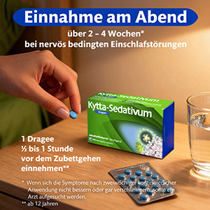 Verpackung und Blister von Kytta Sedativum Dragees werden gezeigt. Eine Frauenhand hält ein Dragee zwischen Daumen und Zeigefinger. Auch ein Glas Wasser ist zu sehen. Der Text sagt: Einnahme am Abend über 2 bis 4 Wochen bei nervös bedingten Einschlafstörungen. Ein Dragee sollte eine halbe bis eine Stunde vor dem Zubettgehen eingenommen werden. Ab 12 Jahren.