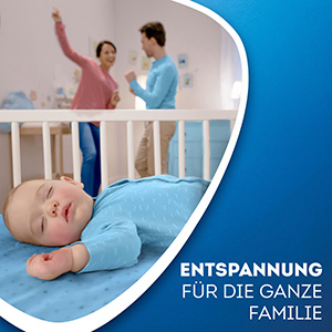 Schlafendes Baby im Gitterbett. Die Eltern tanzen im Hintergrund. Der Text sagt: Entspannung für die ganze Familie.