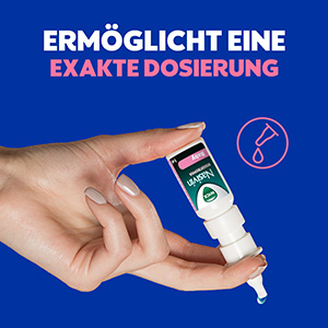 Eine Frauenhand hält den Dosiertropfer von WICK Nasivin Baby ohne Deckel mit der Öffnung nach unten gerichtet in der Hand. Darüber steht: Ermöglicht eine exakte Dosierung.