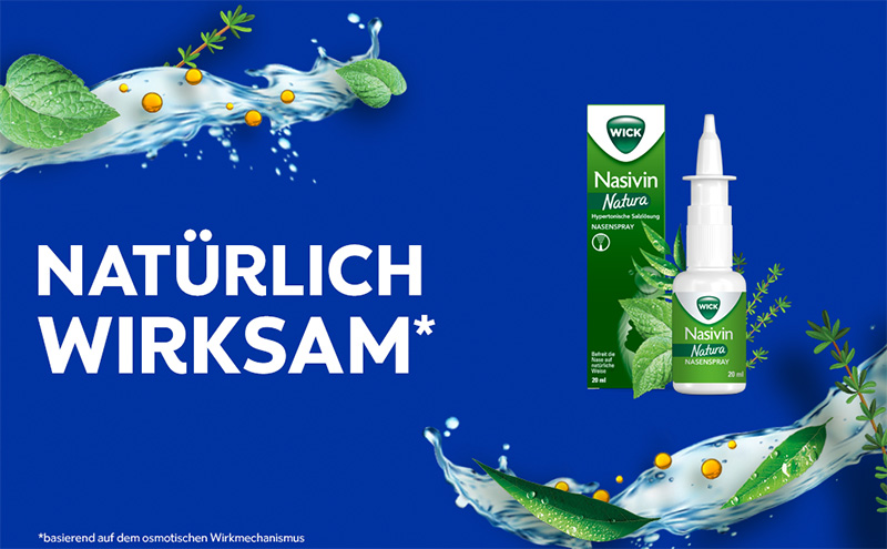 Die Verpackung und die Sprühflasche von WICK Nasivin Natura werden gezeigt. Daneben steht: Natürlich wirksam basierend auf dem osmotischen Wirkmechanismus.