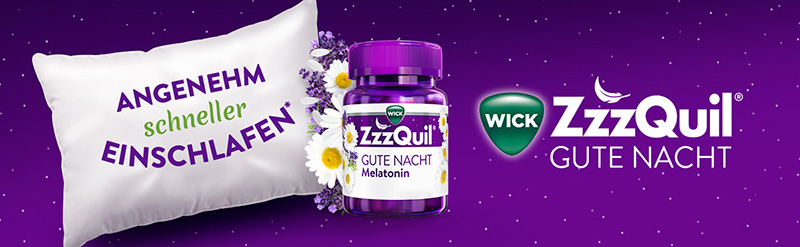 Angenehm schneller einschlafen mit WICK ZzzQuil Gute Nacht Melatonin Weichgummis, dargestellt auf einem Kissen mit Kamille und Lavendelblüten.