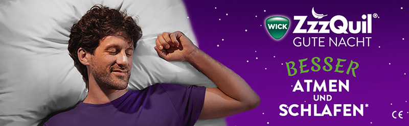 Ein Mann schläft friedlich; daneben steht: Besser atmen und schlafen. Gemeint ist die Verwendung von WICK ZzzQuil Gute Nacht Nasenstrips. 