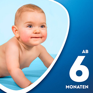 Ein Baby mit nacktem Oberkörper lächelt. Der Text sagt: ab 6 Monaten.