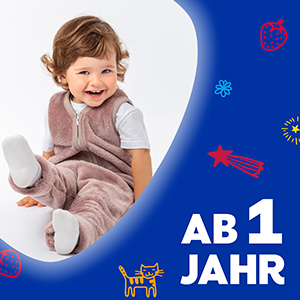Ein lachendes Kleinkind sitzt auf dem Boden. Der Text sagt ab einem Jahr.