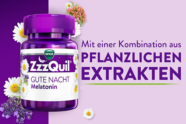Verpackung von WICK ZzzQuil Gute Nacht Melatonin Weichgummis wird gezeigt. Daneben steht: Mit einer Kombination aus pflanzlichen Extrakten.