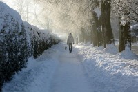Spaziergänger im tiefsten, verschneiten Winter