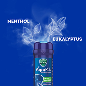 Gezeigt wird der WICK VapoRub Erkältungssalbe Stick für eine einfache Anwendung. Darüber steigen Dämpfe in Form der Blätter von Menthol und Eukalyptus auf.