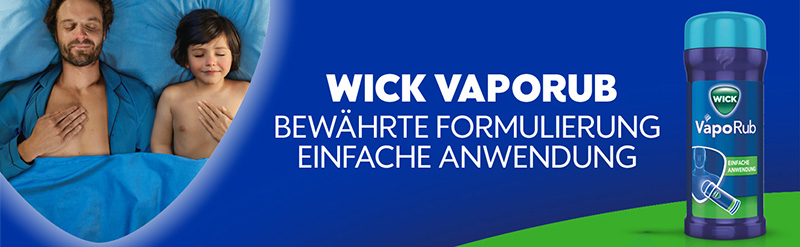 Vater und Sohn schlafen zufrieden auf dem Rücken liegend. Der WICK VapoRub Stick wird gezeigt. Der Text sagt: Bewährte Formulierung, einfache Anwendung.