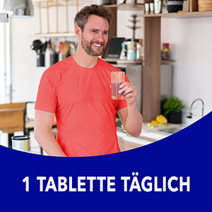 Mann trinkt ein Glas Wasser, 1 Tablette täglich