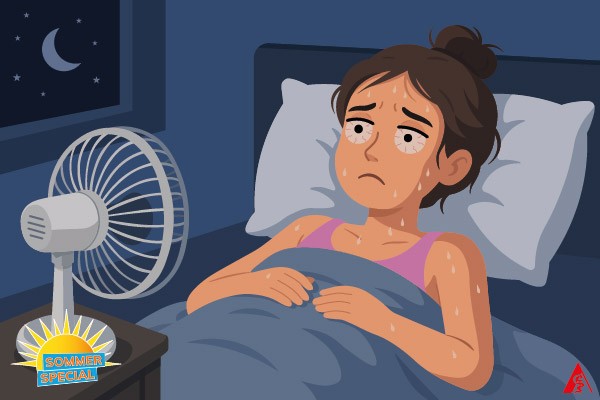 Schweißgebadete, Frau liegt nachts wach im Bett und schaut gestresst und müde auf einen Ventilator auf dem Nachttisch. 