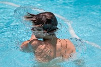 Kind im chlorhaltigen Schwimmbad