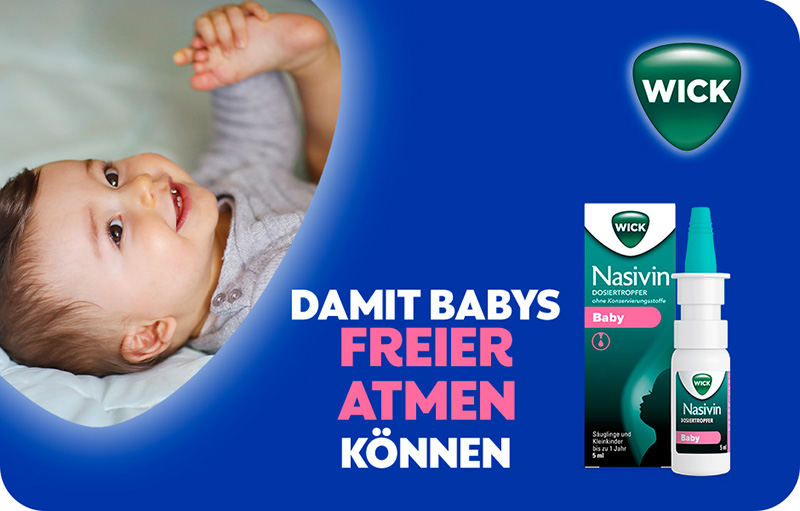 Ein lächelndes Gesicht eines Babys, das auf dem Rücken liegt. Das Baby hält seinen kleinen nackten Babyfuß mit einer Hand in die Richtung seines Gesichts. Der Text daneben sagt: Damit Babys freier atmen können. Gezeigt werden Verpackung und Dosiertropfer von WICK Nasivin Baby ohne Konservierungsstoffe.