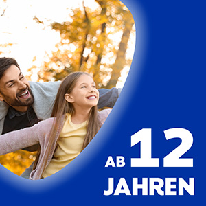 Vater und Tochter im Herbst an der frischen Luft, sie lachen beide glücklich. Text sagt: ab zwölf Jahren