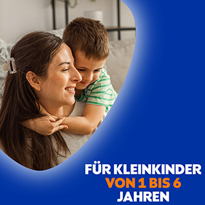 Ein kleiner Junge umarmt den Hals seiner Mutter und drückt seinen Kopf gegen den Kopf der Mutter, beide lachen. Der Text daneben sagt: Für Kleinkinder von eins bis sechs Jahren.