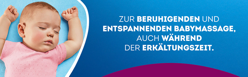 Ein Baby in rosa Strampler liegt friedlich schlafend auf dem Rücken. Seine Arme liegen entspannt nach oben neben dem Kopf. Der Text sagt: Zur beruhigenden und entspannenden Babymassage, auch während der Erkältungszeit.