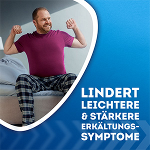 Ein Mann sitzt im Schlafanzug auf der Bettkante. Er reckt sich und lächelt. Der Text sagt: Lindert leichtere und stärkere Erkältungssymptome.