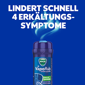 Dampf steigt aus dem WICK VapoRub Erkältungssalbe Stick. Der Stick sorgt für eine einfache Anwendung. Der Text über dem Dampf sagt: Lindert schnell vier Erkältungssymptome.