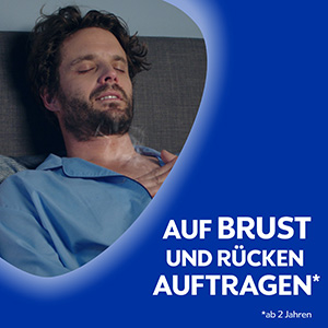 Ein Mann liegt im Schlafanzug im Bett, der Oberkörper ist zu sehen. Er reicht sich die Brust ein, Dämpfe steigen auf. Text sagt: auf Brust und Rücken auftragen ab zwei Jahren.