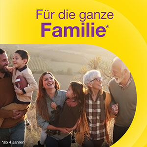 Vigantolvit für die ganze Familie: Eine glückliche Familie, inklusive Großeltern und Kindern, genießt einen gemeinsamen Spaziergang in der Natur.